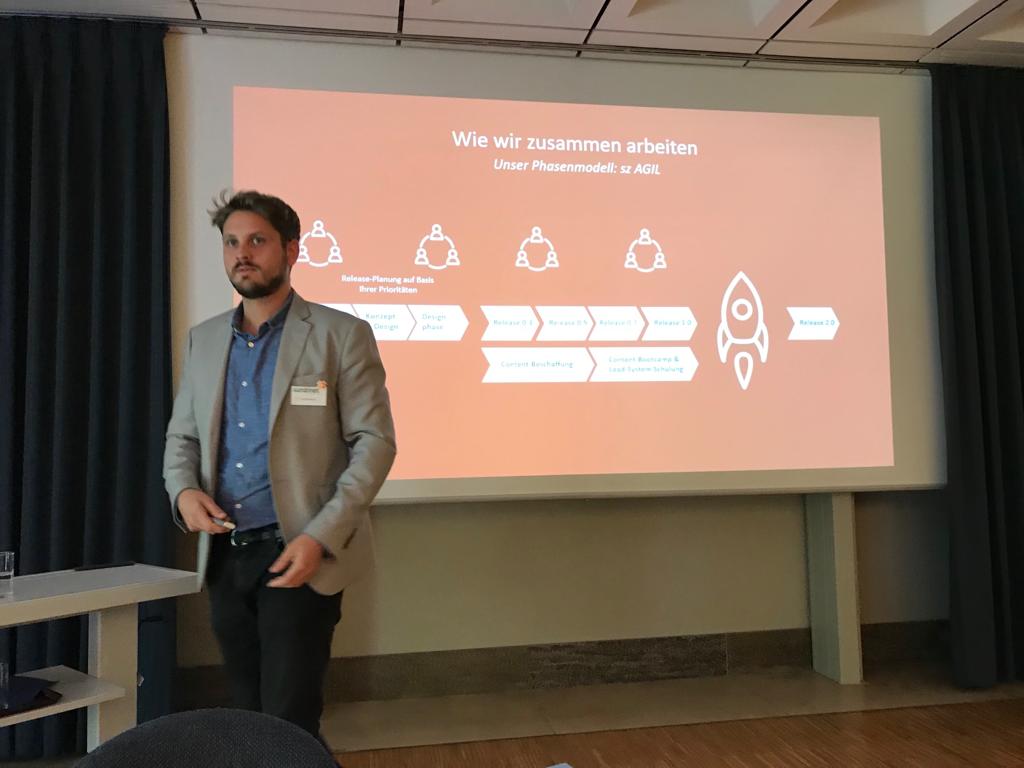 joerghambuch's tweet photo. André Sawaryn von @sunzinet präsentiert den https://t.co/IRFS55YtWm beim #T3UD18 #TYPO3 https://t.co/ByvskUHnf4