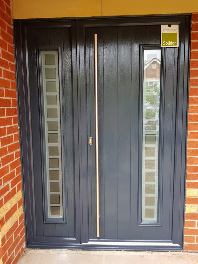Prescot_Windows's tweet image. This stunning Brescia and matching side screen from @SolidorLtd fitted earlier today. With its sleek pull handle, anthracite grey skin, and stunning etched square glass setting it apart from the rest giving this home the WOW factor! #beforeandafter #Composite #Anthracite #Door