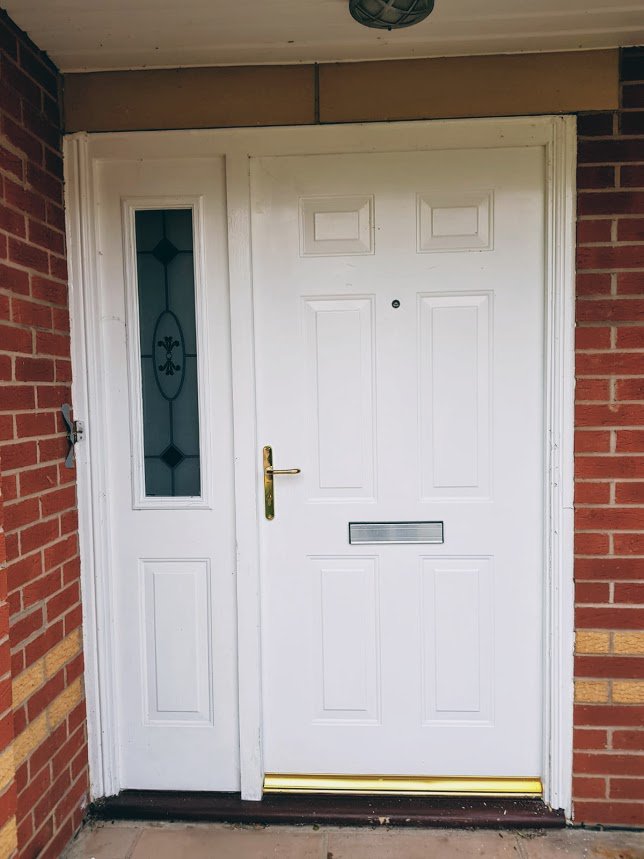 Prescot_Windows's tweet image. This stunning Brescia and matching side screen from @SolidorLtd fitted earlier today. With its sleek pull handle, anthracite grey skin, and stunning etched square glass setting it apart from the rest giving this home the WOW factor! #beforeandafter #Composite #Anthracite #Door