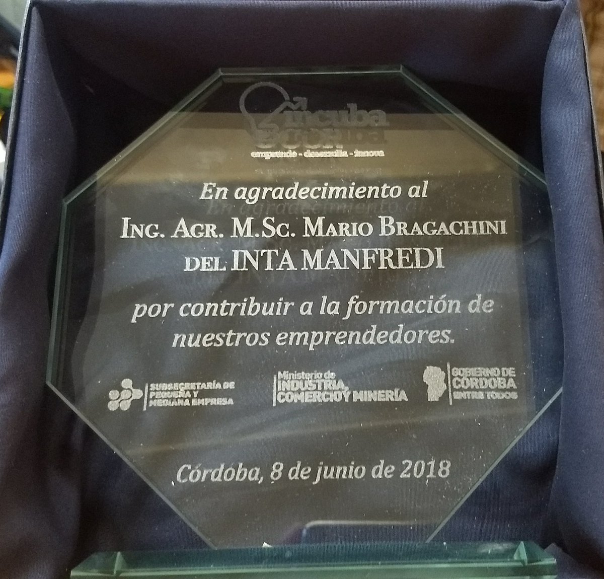 INTAAgroind's tweet photo. En el marco del 17° #CursoAP2018 realizado en #INTAManfredi, se entregó al Ing. #MarioBragachini de @intaargentina un reconocimiento por su formación a #emprendedores en la incubadora #IncubaCor, donde estuvieron presentes #GustavoCorrea y #SimónBlengino de @PymeCba.
#somosINTA https://t.co/2bbmMFTyaD