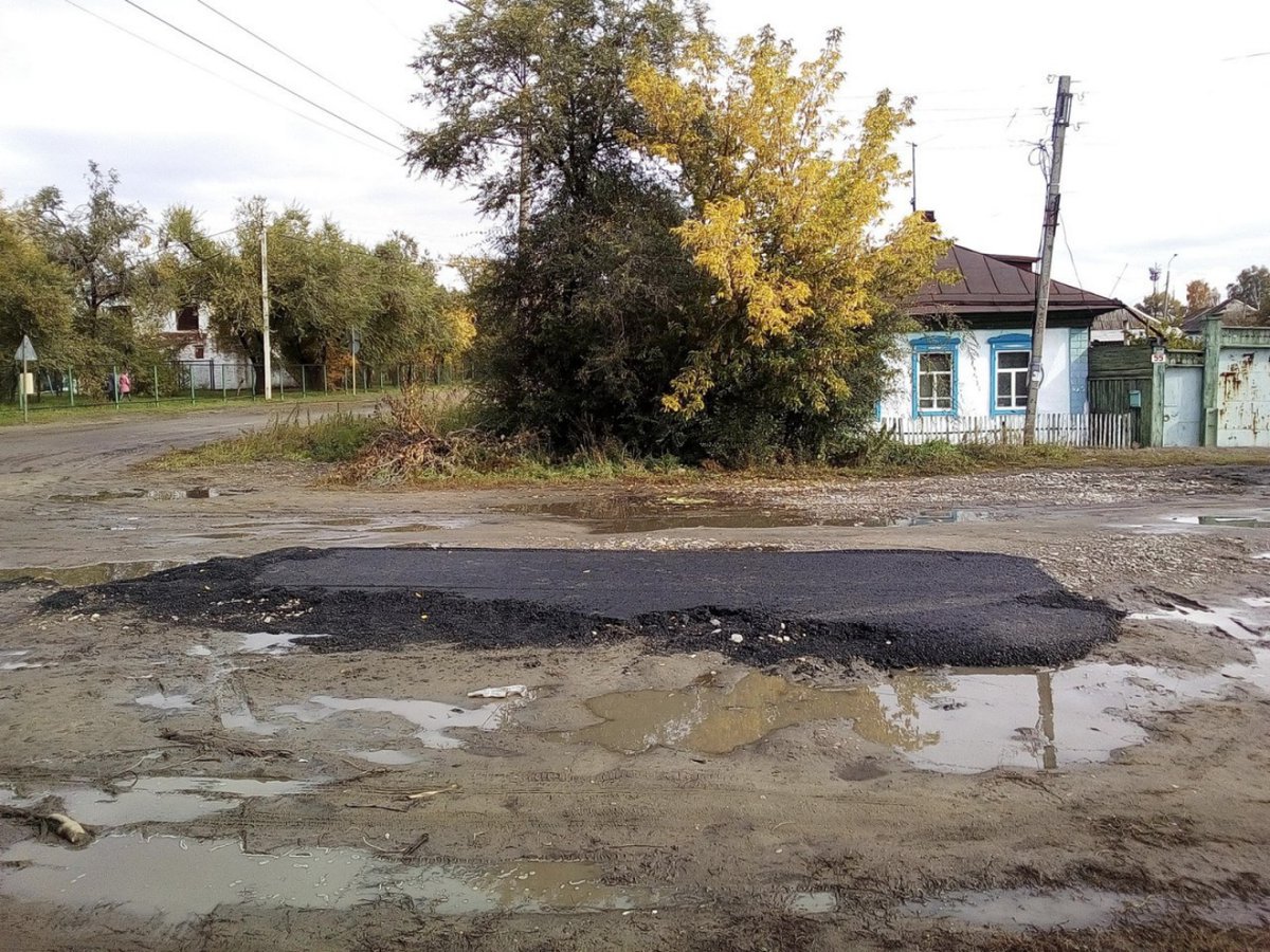 lapselot's tweet photo. TJ:В городе Минусинск Красноярского края жителям выдали пробник дороги.
Пффф...#Саратов - город пробников. Особенно по весне https://t.co/0iK6SE0dFA