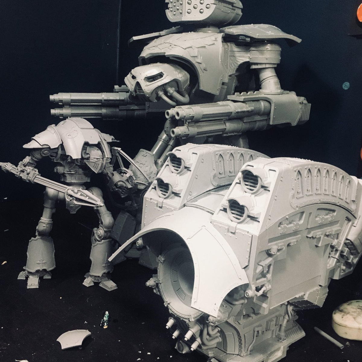 PiratemonkeyP's tweet photo. Come Join us for Part 2 as we continue working on the WARLORD TITAN!
https://t.co/JQpyMN7ryN #titan #titanic #reaver #warlord #paintingforgeworld #paintingwarhammer #warhammer #warhammer40k #warhammer40000 #miniature #painting #art #fuckfear #fucksmoothness #piratemonkeypainting https://t.co/Mt1Nj5Cmy9