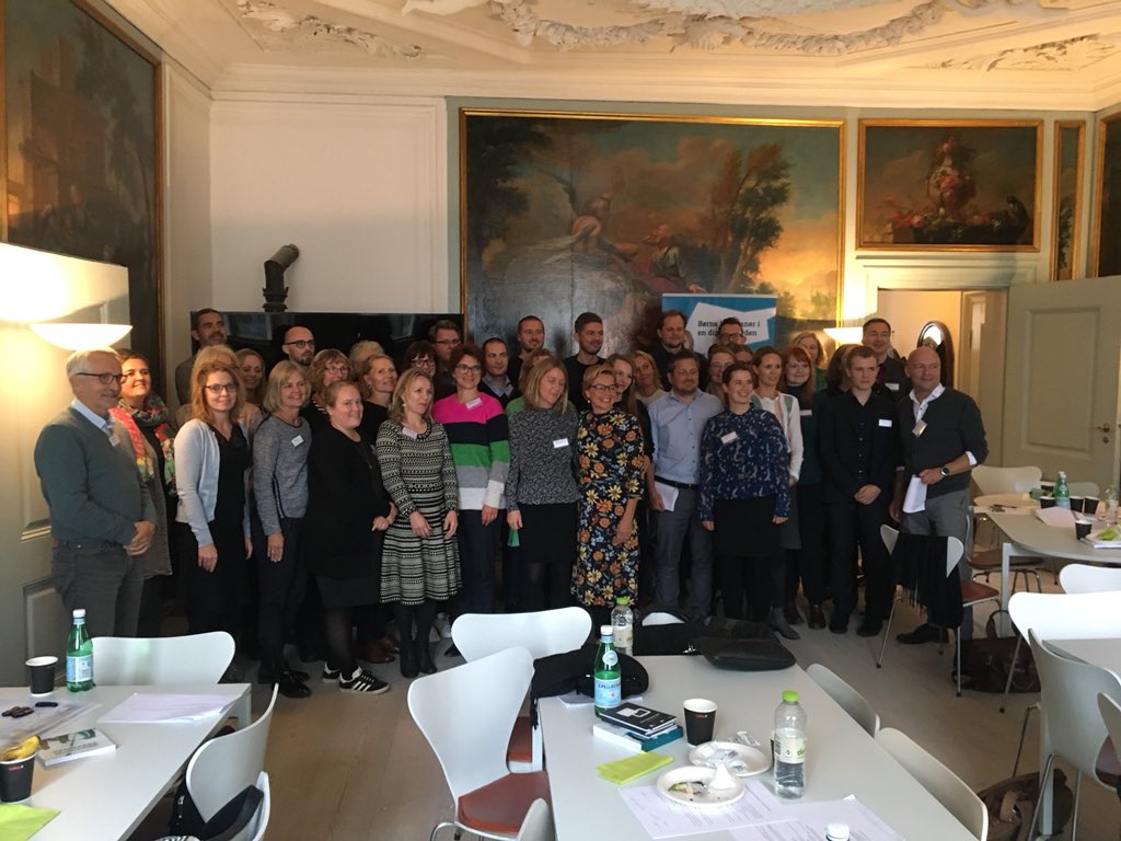FremtidsBib's tweet photo. På vej mod national læsestrategi - 50 repræsentanter fra bla. Skole, hjem, biblioteker, styrelser, forlag og andre aktører har arbejdet på de første skridt mod national læsestrategi https://t.co/bifHR9RPWo