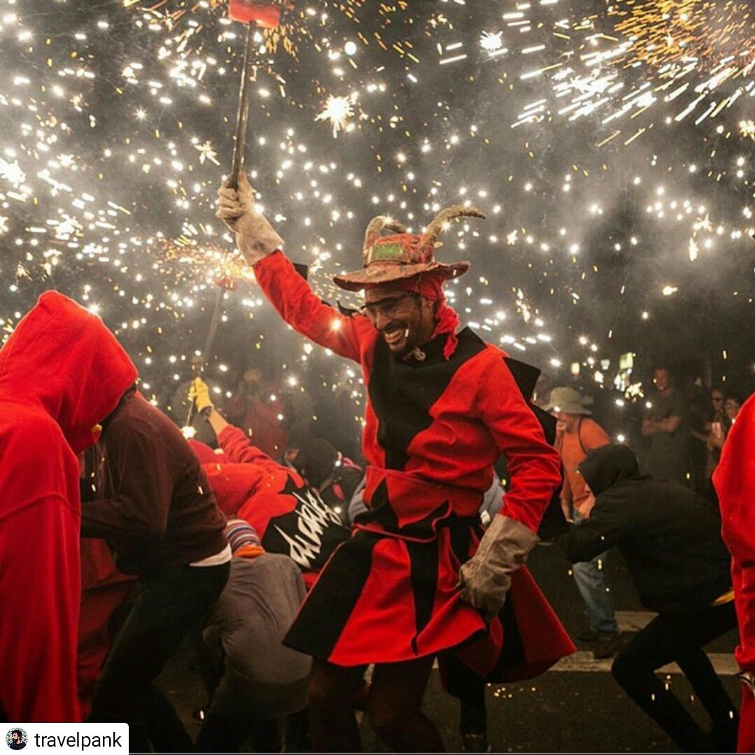 DiablesdeSants's tweet photo. Moltes gràcies @travelpank , una molt bona foto del Correfoc de la #Mercè18 
.
#PitudeSants #bestiaripopular #sants #diablesdesants #diables #corefocs #foc #somdiables #sommusica #tabalers #tabalersdesants #drummers #somcultura #barcelona #CulturaPopular #tradicionscatalanes https://t.co/XtWgdWqXkp