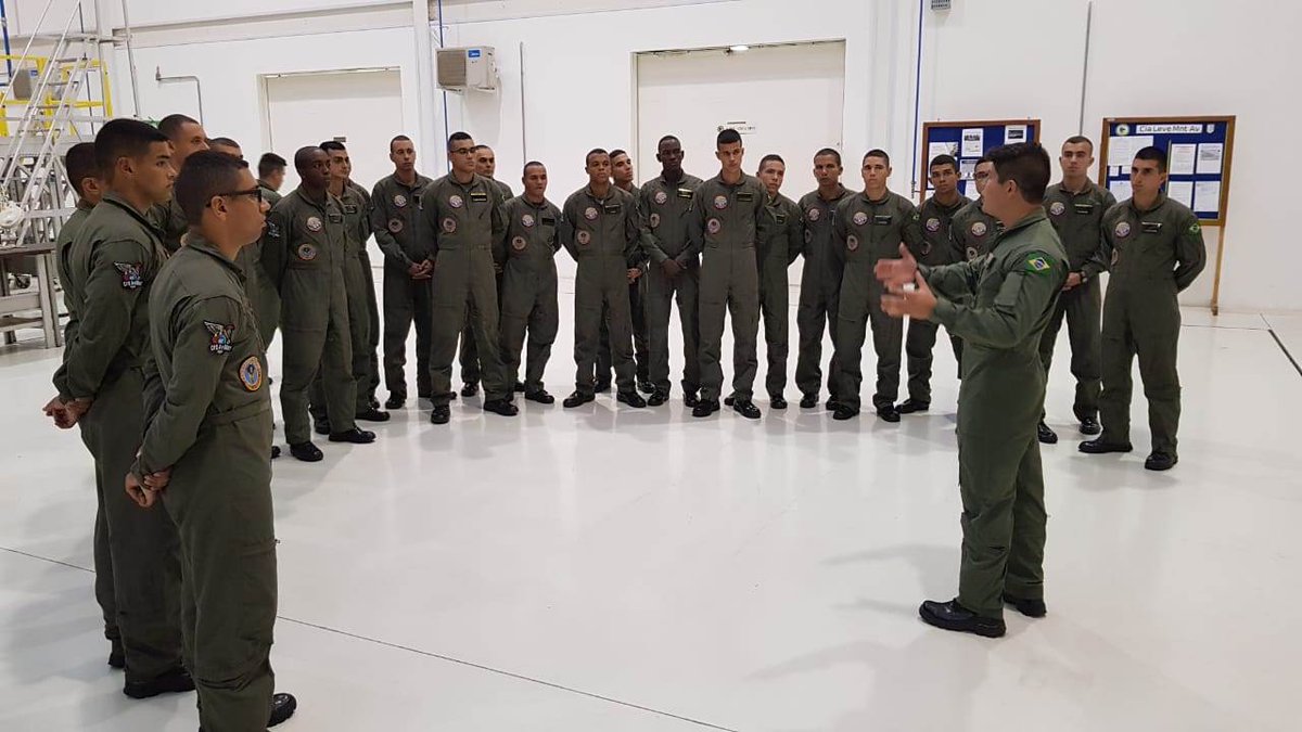 cmse_exercito's tweet photo. Alunos do Curso de Formação de Sargentos de Aviação visitam o Batalhão de Manutenção e Suprimento de Aviação do Exército: https://t.co/pqgU1M8Ktu #BMntSupAvEx #GuardiãoDaAviação #CIAvEx #CFSAv #Bandeirantes #TudoPeloBrasil #SeuExércitoNuncaPara https://t.co/jtFgUSvrxH