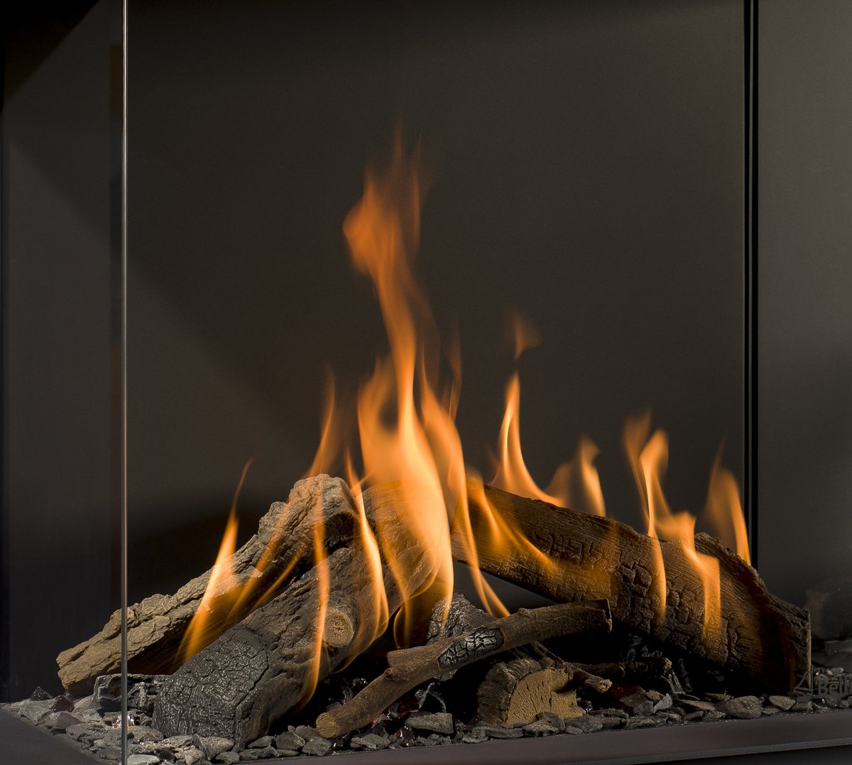 Uiteraard volgen ook wij het energiedebat in België nauwgezet. Goed om te weten dat Bellfires gashaarden onafhankelijk functioneren van de energievoorziening. De handzender en ontvanger zijn namelijk uitgerust met batterijen. U kunt dus blijven genieten van uw Bellfires gashaard.