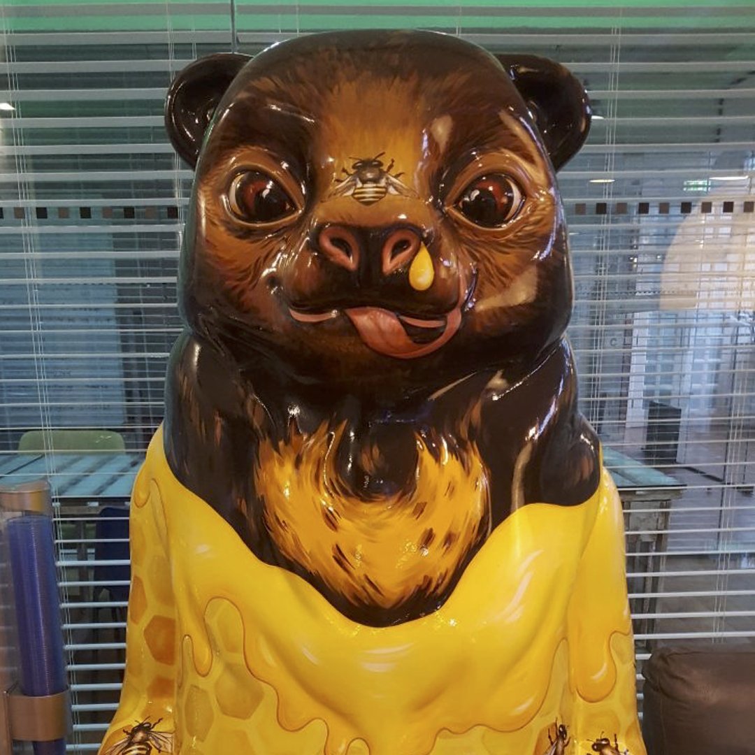 Urban_WorkSpace's tweet photo. We just love having our #BigSleuth bears in the reception of our Branston Court and Steward Street offices to remind us of the craftsmanship that went into them - thanks @Donnaedendesign and @meganevansart π
#Birmingham #BirminghamHeritage https://t.co/rm21bFfwg6