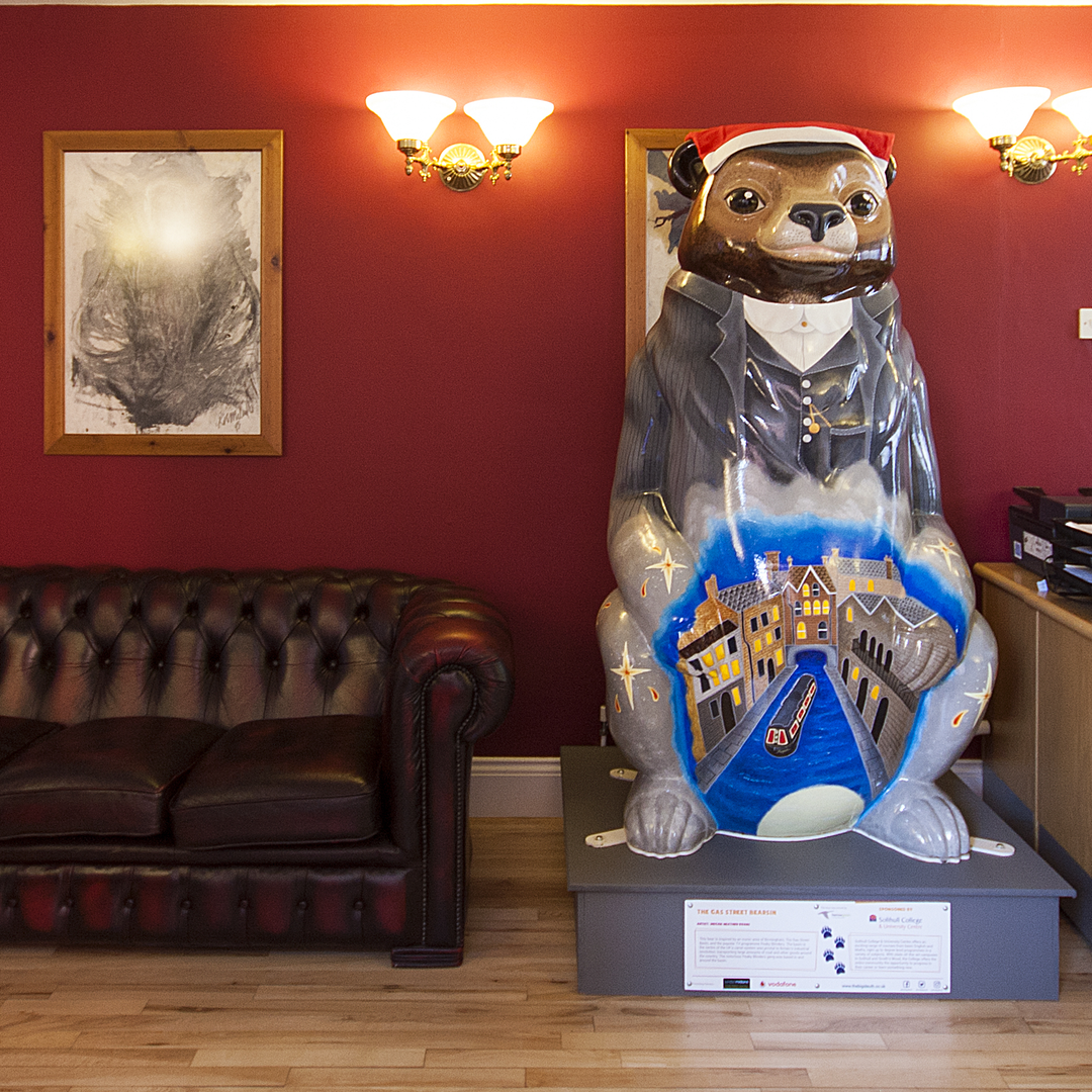 Urban_WorkSpace's tweet photo. We just love having our #BigSleuth bears in the reception of our Branston Court and Steward Street offices to remind us of the craftsmanship that went into them - thanks @Donnaedendesign and @meganevansart π
#Birmingham #BirminghamHeritage https://t.co/rm21bFfwg6