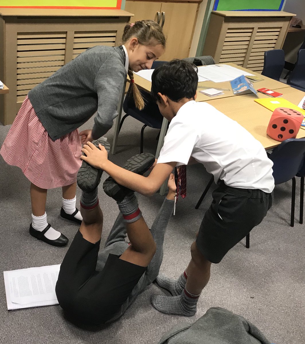 BGS_MiddleSch's tweet photo. Bringing The Magician’s Shop descriptive text to life through drama! #BGS_English #BGS_collaboration #drama https://t.co/06gCzERiz4