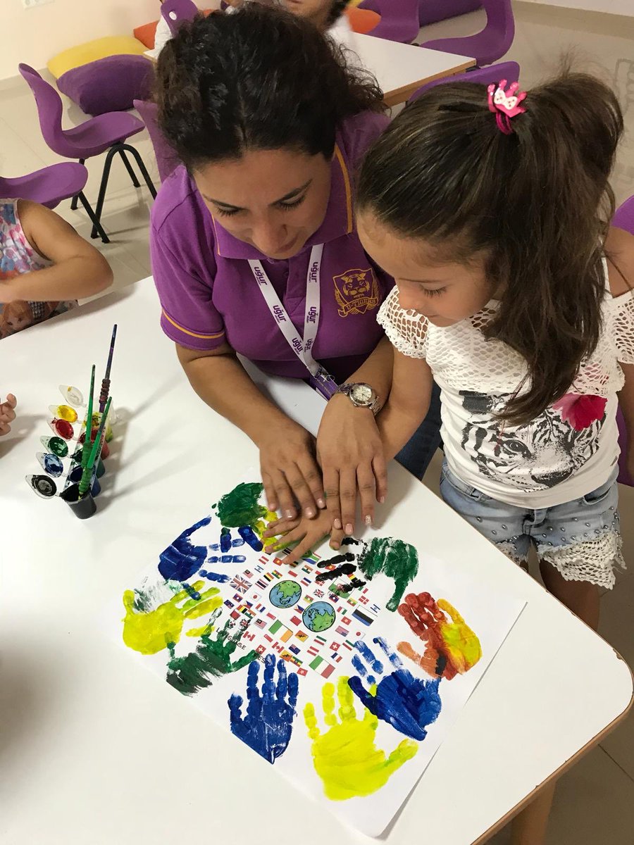 aleynashner's tweet image. Handprints of our KG1-B students around the flags of different countries #languagefest 🇹🇷🇯🇵🇺🇸🇮🇹🇷🇺🇲🇽🇪🇸 @nilcicek @EsenerAyhan @FATIH_SARITASLI @Oya_Liz_Onguc @ozbekmehtap007 @SenayarZeynep @Serdarygorer @orhangndn @Nadideozerr @bmorbulut