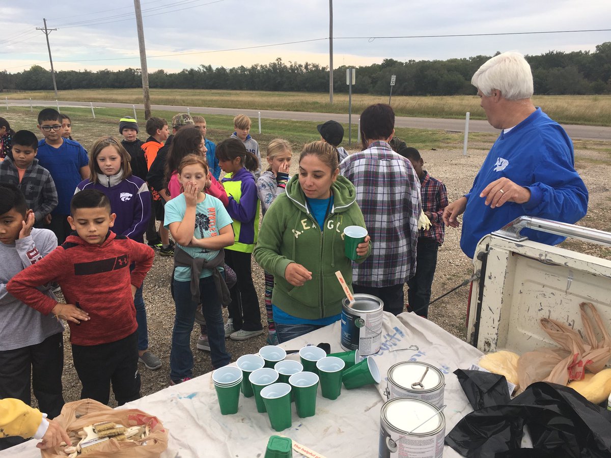 bobturner57's tweet photo. Kids getting ready to paint. https://t.co/1Cbpg2TJlB