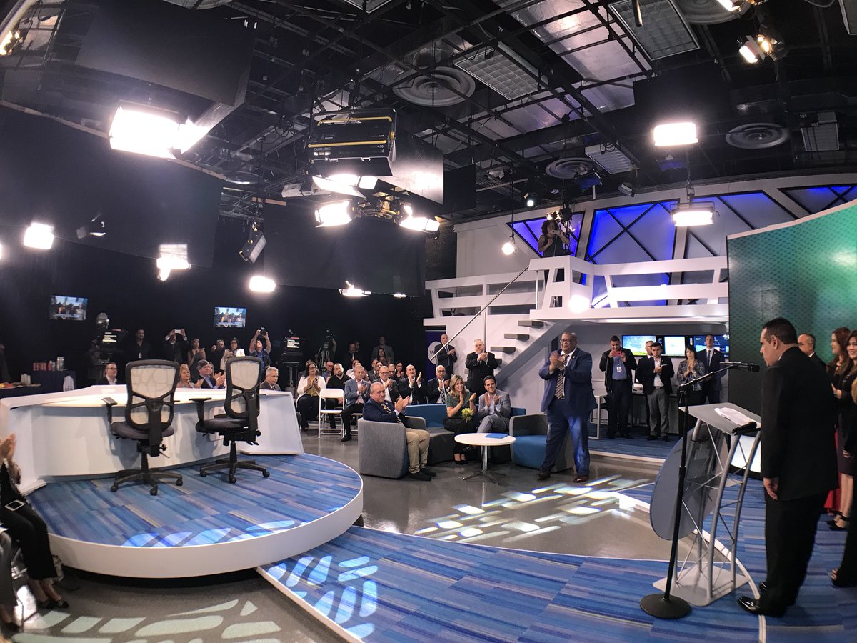 MayraAcevedotv's tweet photo. Mis respetos y cariño a los compañeros de @NoticentroWAPA @aixavaz @normandoh @JorgeGelpi @AlbertCruzwapa y el equipo de la mañana por su gran solidaridad y profesionalismo . Gracias por felicitarmos al aire por inicio de @notiseis360pr . #reporteros #compromiso #verticalidad 💯 https://t.co/AkeYETiWBa