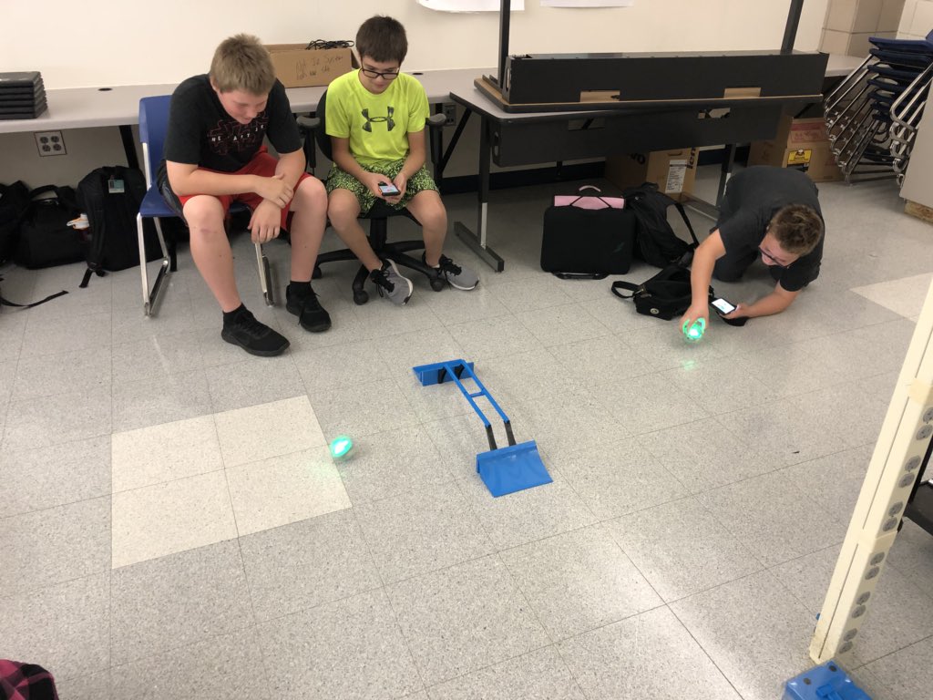 KaneMalo's tweet photo. 7th and 8th graders introducing themselves to @sphero in @sparrow922 @physics class @EllisMiddle492 @spheroedu https://t.co/p5nCDUsMlq