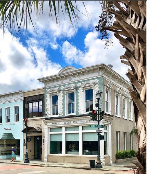 Hello, King Street 🍍
Photo @buildingsarecool 
#CharlestonSC #CHSLOVE #buildingsarecool #charleston #downtowncharleston #chs #charlestonsc #discoversc #historiccharleston #charlestonforlife #travel #lowcountry #architecture #design #explorecharleston #chstoday