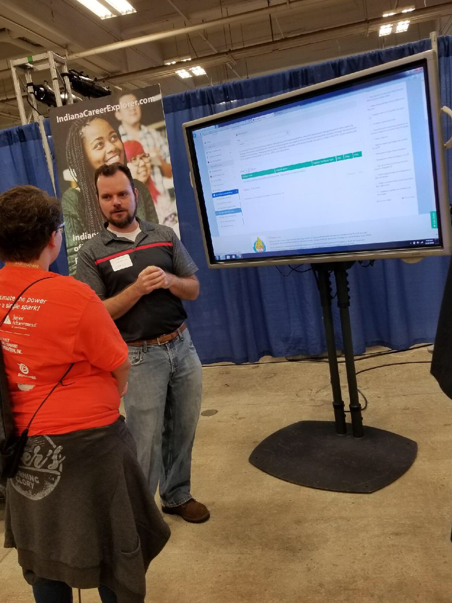 jagindiana's tweet image. .⁦@WorkforceIND⁩’s own Chris Fitzgerald is helping students asses their career paths using Indiana Career Explorer at #JAJobSpark this morning! #whenigrowup