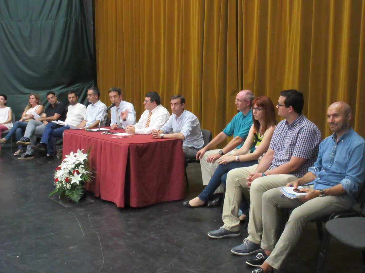 SalesGuada's tweet photo. Ayer tuvimos las reuniones de padres de inicio de curso. El guión fue el siguiente: un momento en común (ESO en el teatro y Bach. en la Sala Don Bosco), presentación del AMPA y a continuación un encuentro entre cada uno de los tutores y los padres en el aula. #esosalgu #bacsalgu https://t.co/MIEdZR7XvD