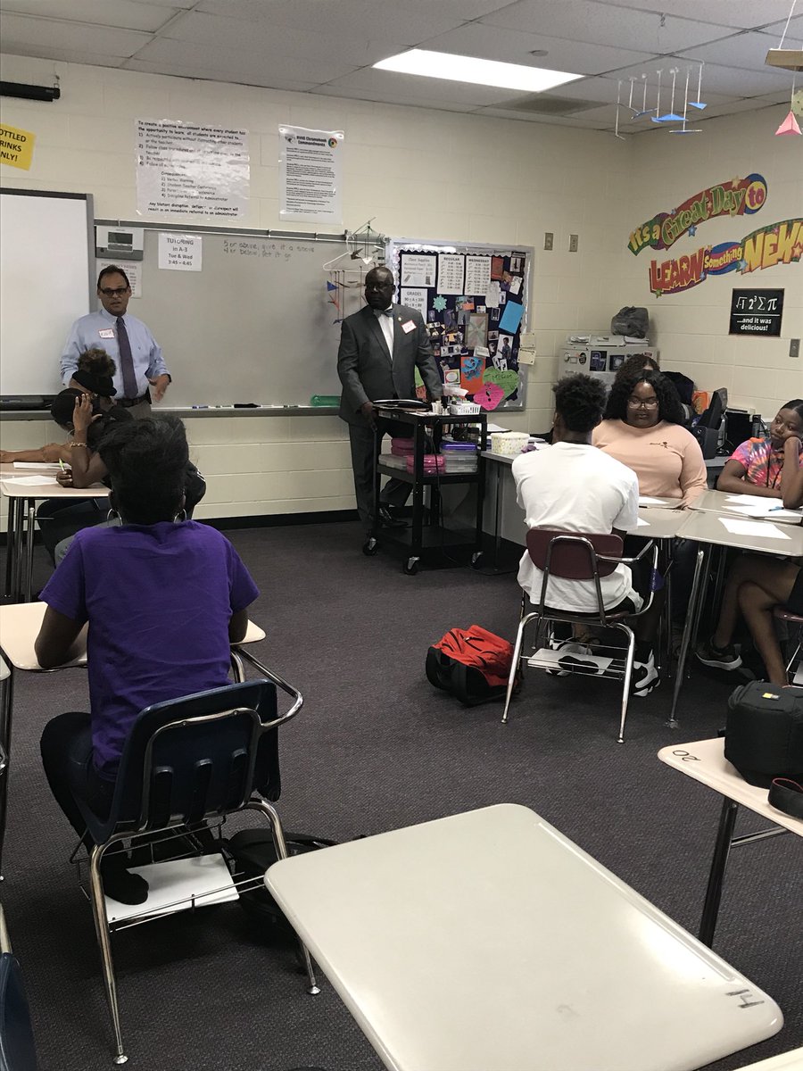 RVJournalism's tweet photo. Students speaking with investigators from Richland County about how crimes are solved relating to the book “One Of Us is Lying” #RVReads18 https://t.co/Z33PN1roSH