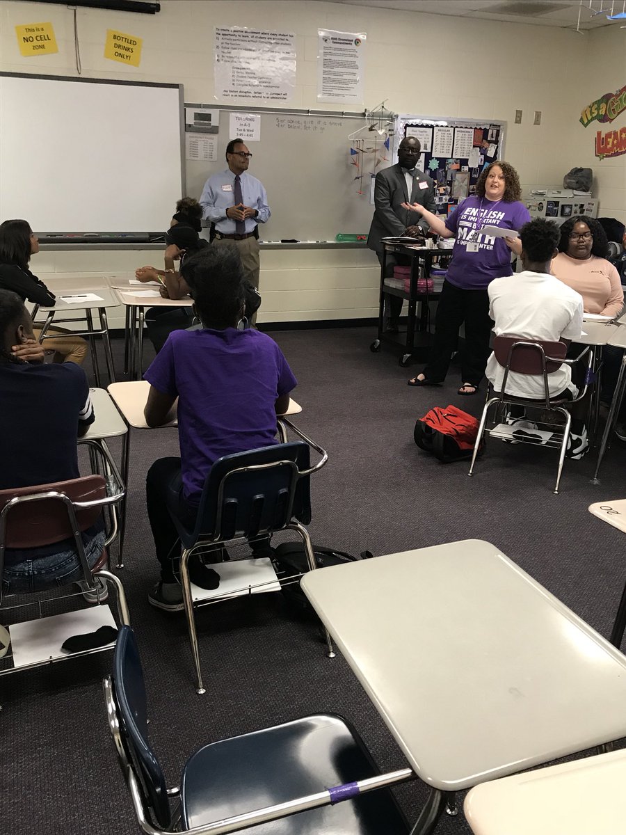 RVJournalism's tweet photo. Students speaking with investigators from Richland County about how crimes are solved relating to the book “One Of Us is Lying” #RVReads18 https://t.co/Z33PN1roSH