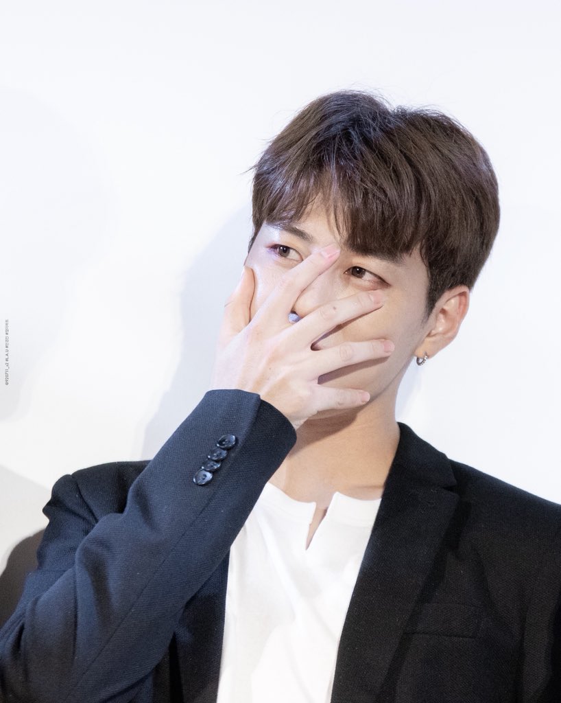 920711_s2's tweet photo. 🍄2018.09.12 2부 하모닉홀
.
Photo time📸
.
잘 생겼다 민경진~!!!><♡
.
#LAU #엘에이유 #루커스엔유 #경진 #지니 #genie #민경진 #KPOP #남자아이돌 https://t.co/uLuYD1I4Hf