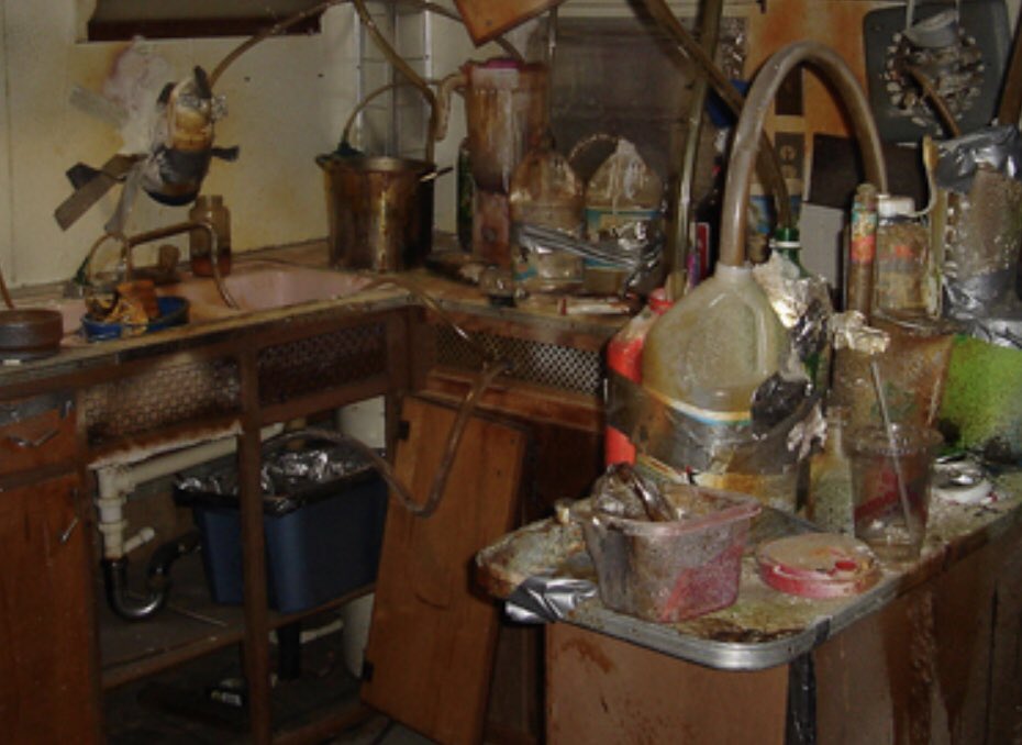 DailyLasVegas's tweet image. Not meth but mace. Police and hazmat raid in south of strip apartment turned out to be a lab for mace, not meth as previously thought. #LasVegas #macelab #labbust