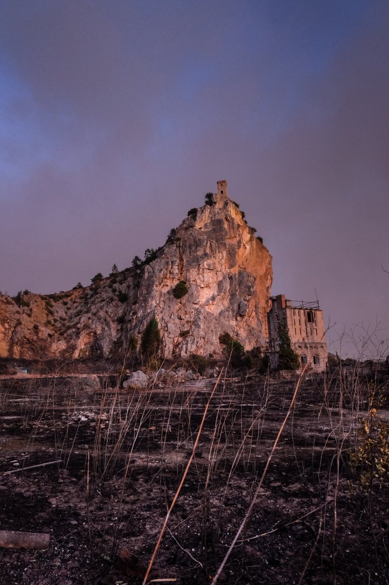MimiCimm's tweet photo. Faccia a faccia con la cenere. #IncendioSerra #incendio #caprona #pisa https://t.co/aBNMd81czk