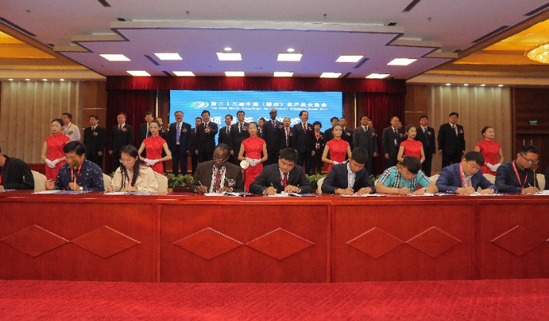 UTAB_BYUMBA's tweet photo. Signing ceremonies of cooperation between UTAB and an agricultural company in China. VC UTAB &amp; HE Ambassador of Rwanda in China plus Chinese Government officials officiated this big event https://t.co/tY6uUhrjBf