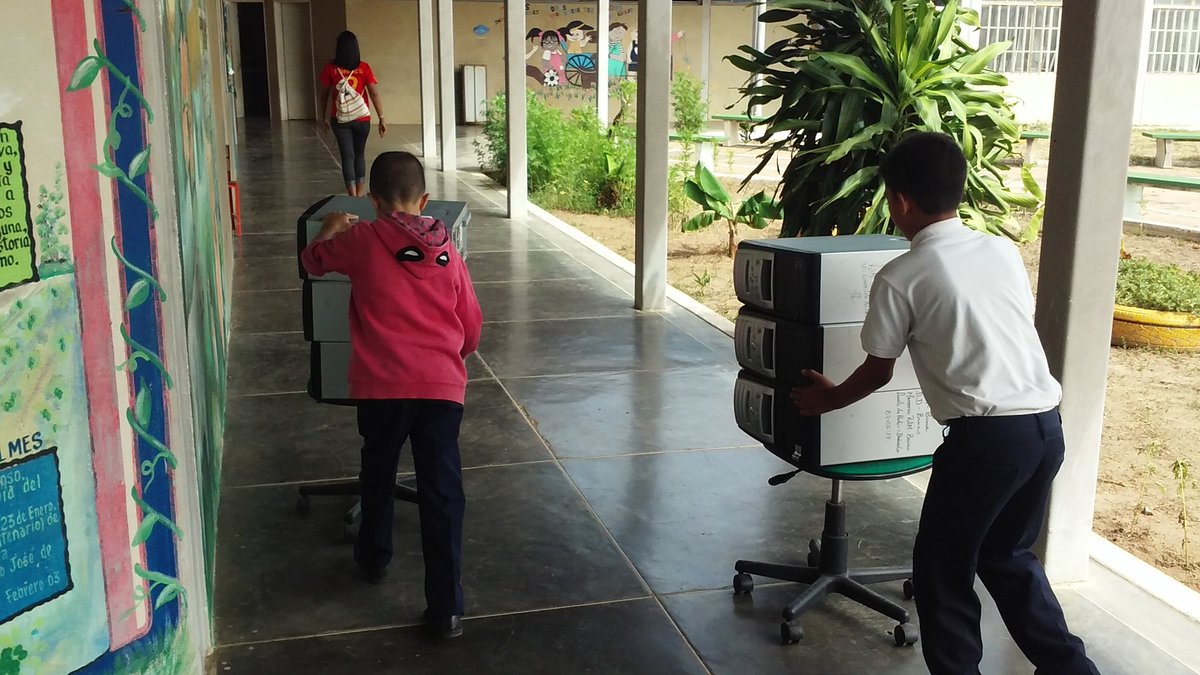 Cbit_Matute_S's tweet photo. Mudanza de los equipos resguadado al espacio cbit. Con el apoyo de los niños de la institución. Y personal docente. Cbit Ali Primera. @FundabitPrensa @carcast02 @psuvaristobulo https://t.co/LIIxVewQbH