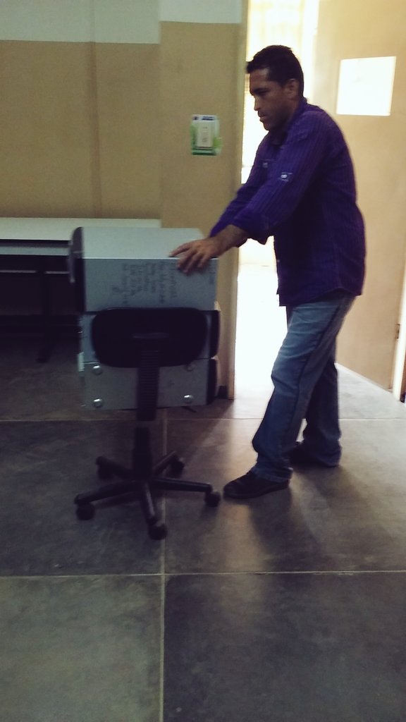 Cbit_Matute_S's tweet photo. Mudanza de los equipos resguadado al espacio cbit. Con el apoyo de los niños de la institución. Y personal docente. Cbit Ali Primera. @FundabitPrensa @carcast02 @psuvaristobulo https://t.co/LIIxVewQbH