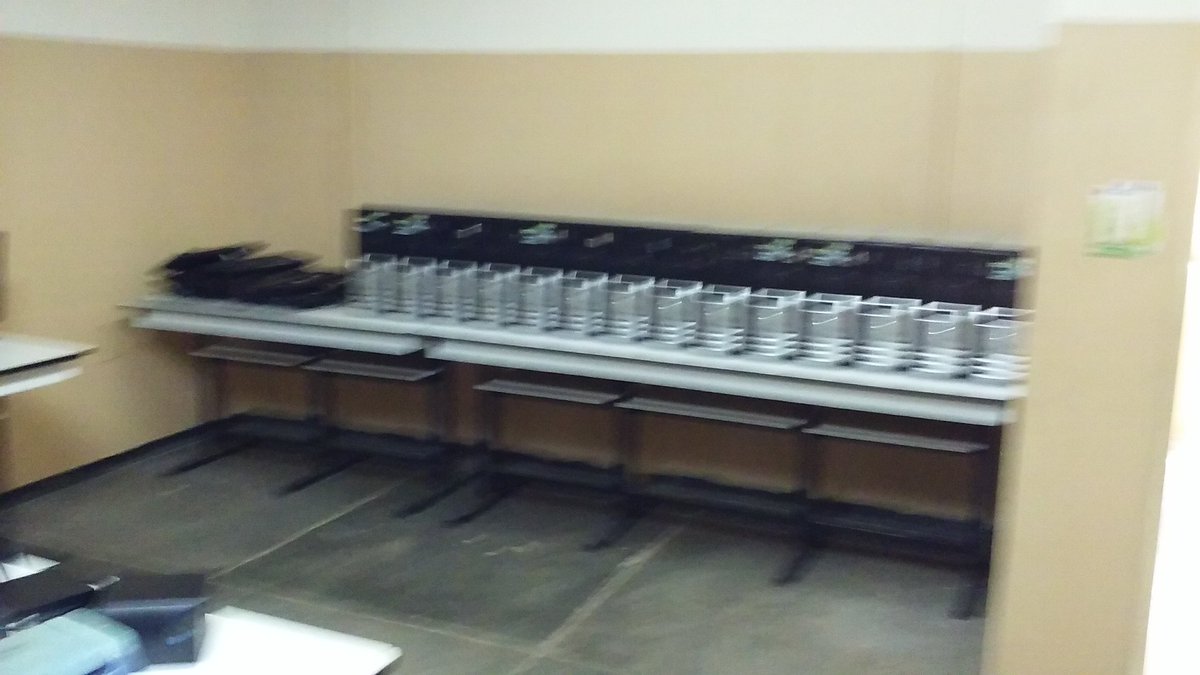 Cbit_Matute_S's tweet photo. Mudanza de los equipos resguadado al espacio cbit. Con el apoyo de los niños de la institución. Y personal docente. Cbit Ali Primera. @FundabitPrensa @carcast02 @psuvaristobulo https://t.co/LIIxVewQbH