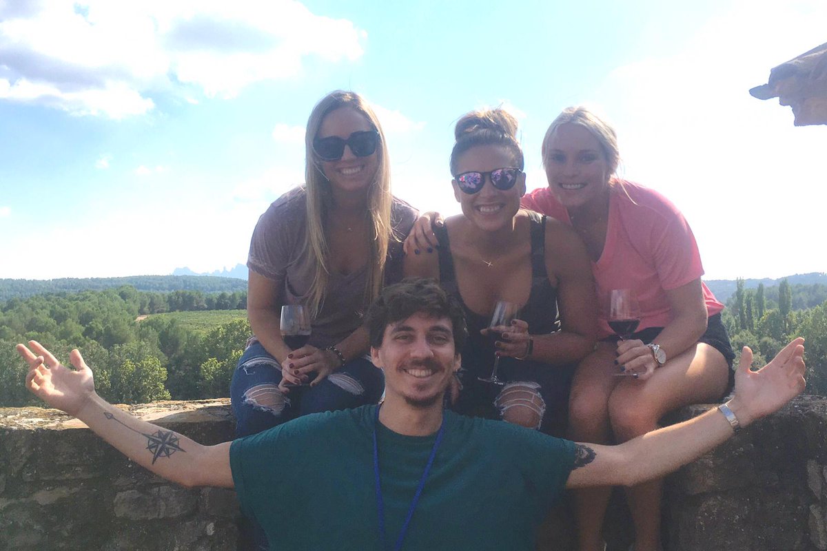 Castlexperience's tweet photo. Luis and Dani spending this beautiful day with their groups 🍷🍷 https://t.co/nl4X5Wvi7a