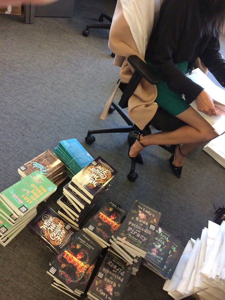 Harper360UK's tweet photo. How exciting!! Our books are ππ»ππ»ππ»β€οΈ #Harper360YA https://t.co/uKBQGmfAOS