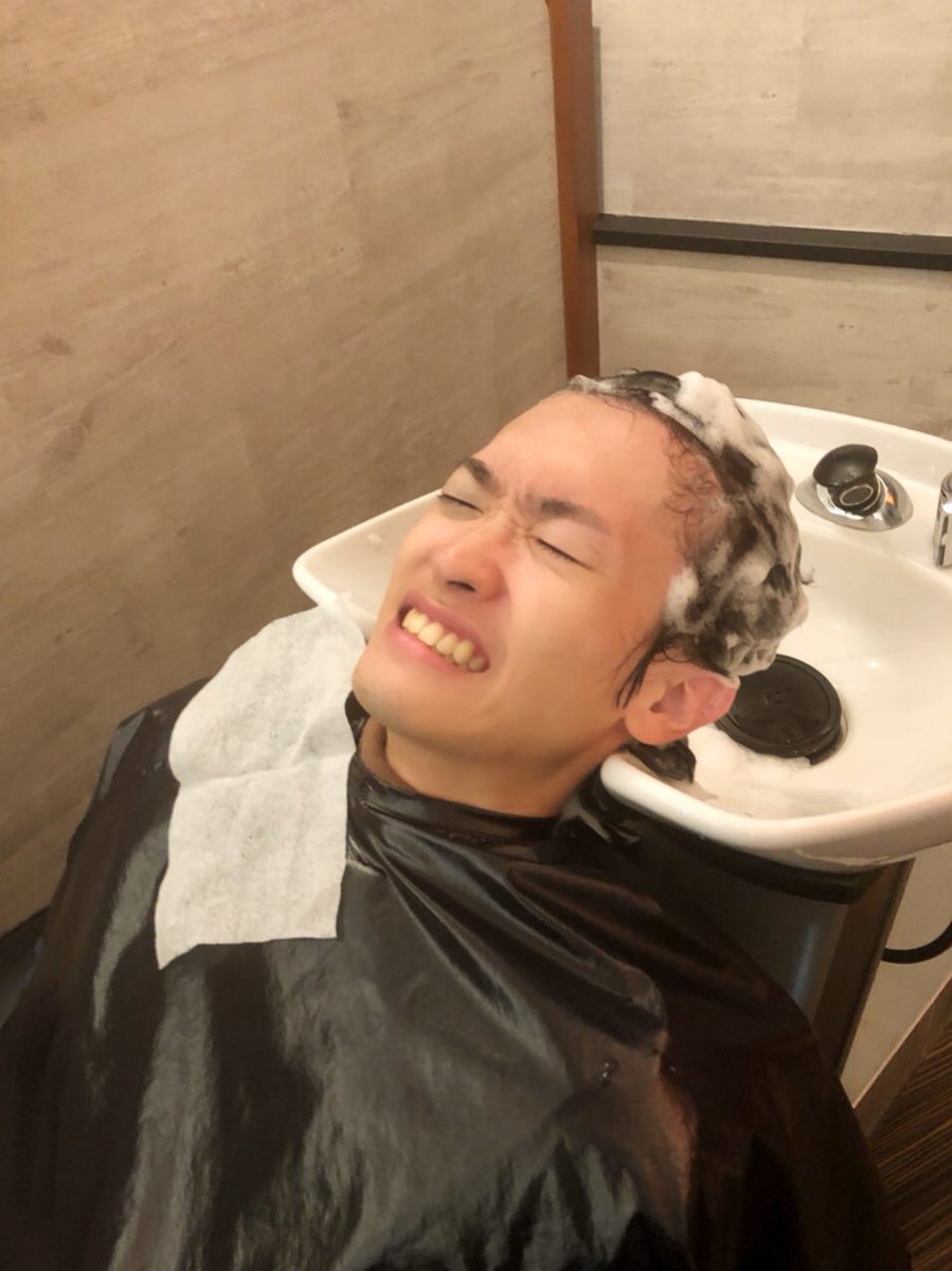 kasuya_kasumi's tweet photo. シャンプー中に布がずれて顔の力で頑張って戻そうとする神木隆之介。
#1日1神木
#神木隆之介
#美容室
#Riob https://t.co/ovGCGSOAmY