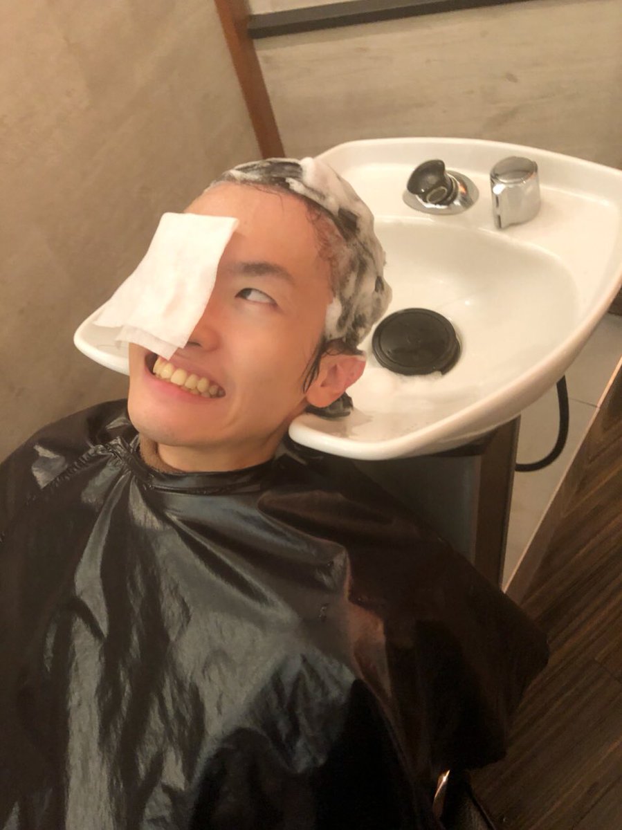kasuya_kasumi's tweet photo. シャンプー中に布がずれて顔の力で頑張って戻そうとする神木隆之介。
#1日1神木
#神木隆之介
#美容室
#Riob https://t.co/ovGCGSOAmY