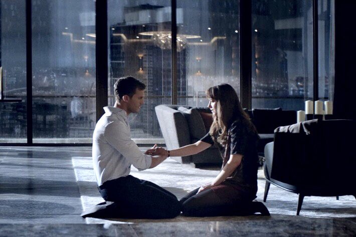 ❝Com os olhos arregalados e cheios de medo, ele gentilmente puxa minha mão e a coloca em seu peito, sobre o coração — na zona proibida. Sua respiração se acelera. [...] Ah, meu Cinquenta Tons! Ele está me deixando tocá-lo.❞ #CinquentaTonsMaisEscuros