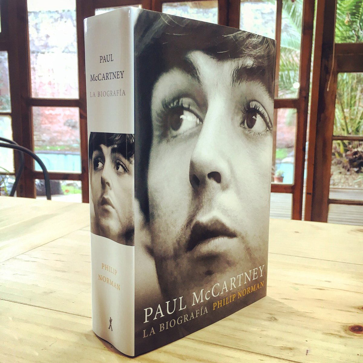 queleochile's tweet photo. Concurso! 
Deseas la nueva biografía de Paul McCartney? 
Escribe un microcuento cuyo protagonista sea el Ex Beatle en Chile y añade #QuéLeo. Tienes 273 caracteres y toda tu imaginación para lucirte. Desde ahora Ya! https://t.co/Orjr0Y2zOe