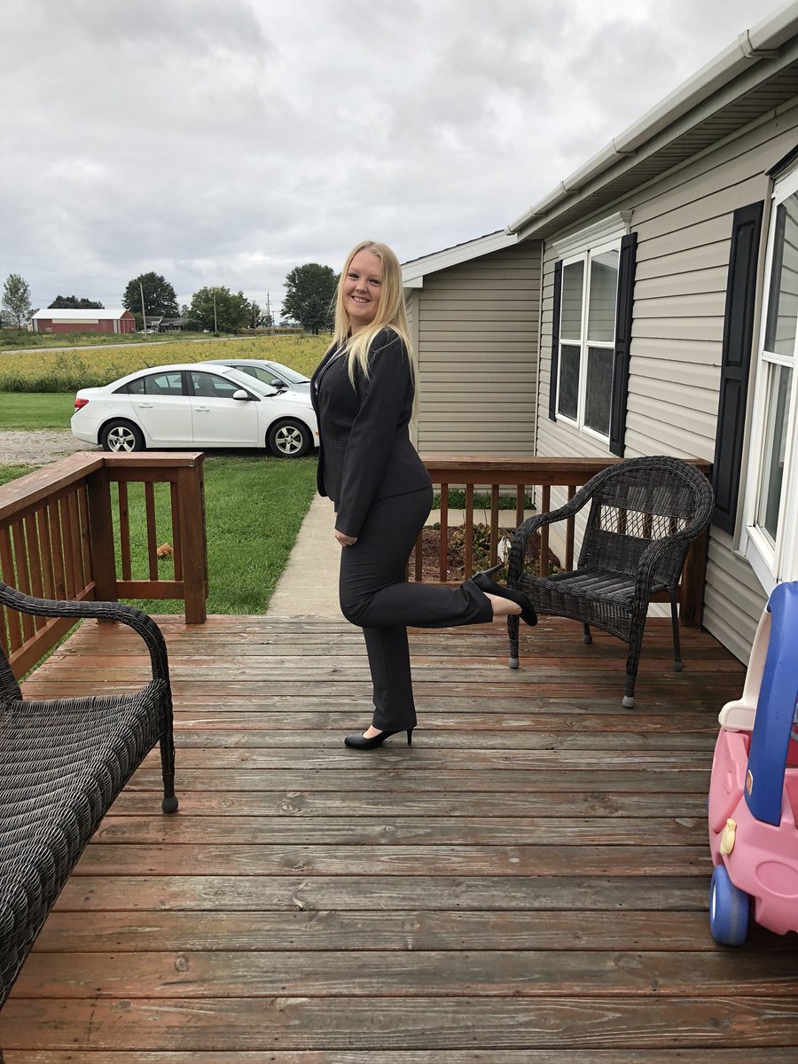 ashleydavis1212's tweet photo. Love getting dressed up 😊 https://t.co/gwU269wLv9