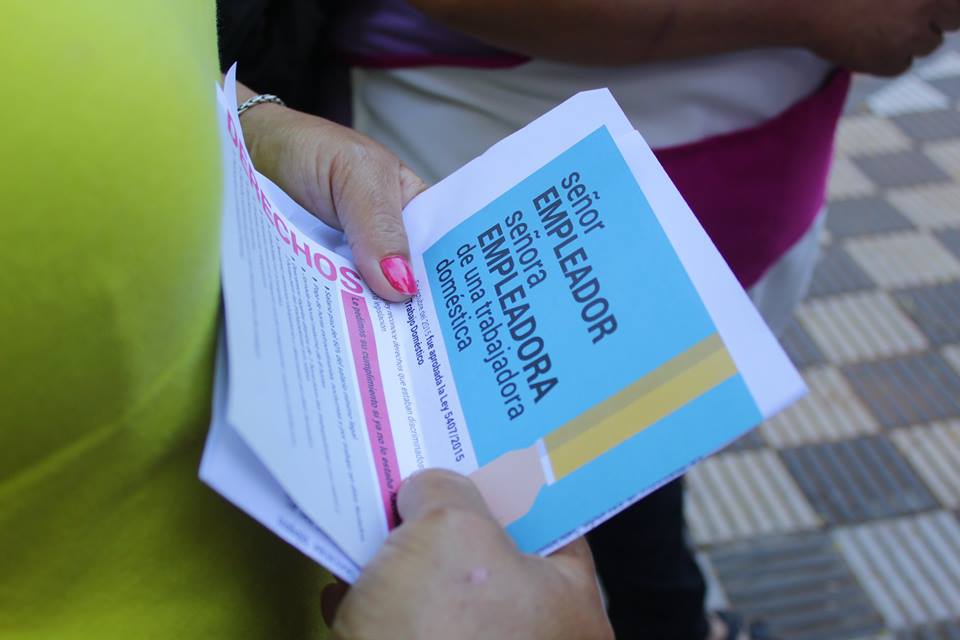 adricloss's tweet photo. Y sí, tener que pagar salario mínimo, o jornal mínimo diario, va a representar un cambio enorme en las familias paraguayas: Vamos a redistribuir las tareas domésticas y de cuidado en el núcleo familiar para DEJAR DE EXPLOTAR A OTRO SER HUMANO. Bien!
#igualvalor #igualesderechos https://t.co/OpiTsNTcXL