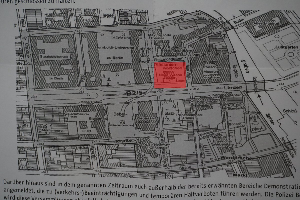 Antifa_36's tweet photo. #B2809: 2018 - Dikator in Berlin: Weiträumige Sperrungen. Rote Zone. Keine Fenster öffnen sonst Kopfschuss. Alles um die @HumboldtUni. Der Despot wird ab 14h an der neuen Wache sein und einen Kranz niederlegen. #ErdoganNotWelcome https://t.co/tkoOQD7rqf