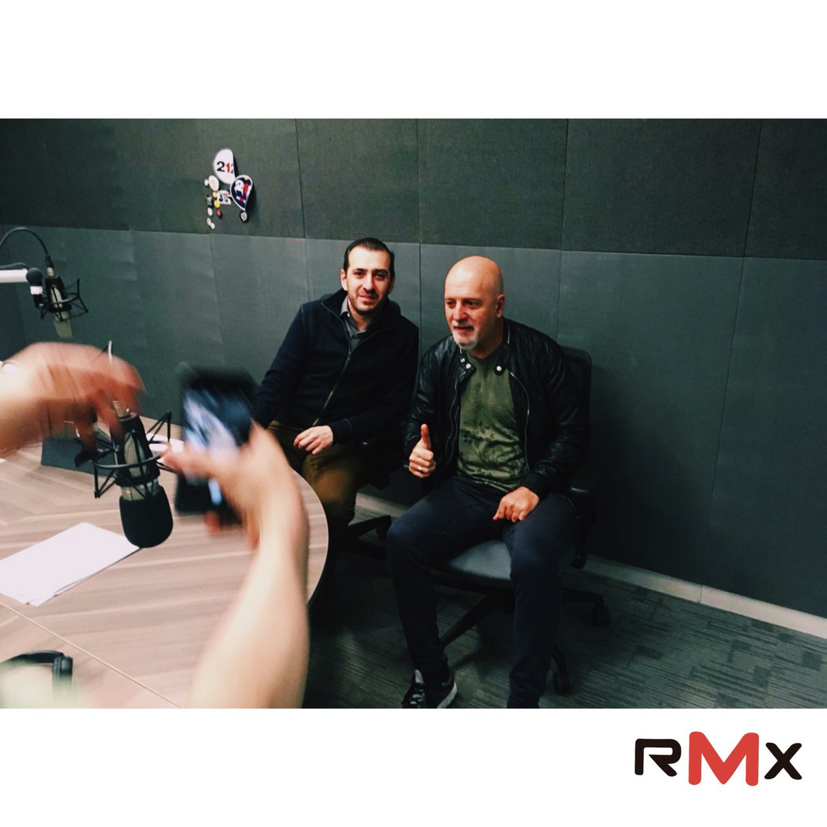 Gustavocordera's tweet photo. Buen día a todos! Comenzando la mañana con entrevistas 🇲🇽🎧🎤

Ahora en RMX 98.5 FM @RMXradio con
Gonzalo Oliveros  @goliveros 
Gracias por recibirnos !

#gustavocordera #lacaravanamagica  #lcm #nuevodisco #entrelascuerdas #gira #radios #tourradio https://t.co/yYyIJWzEJe