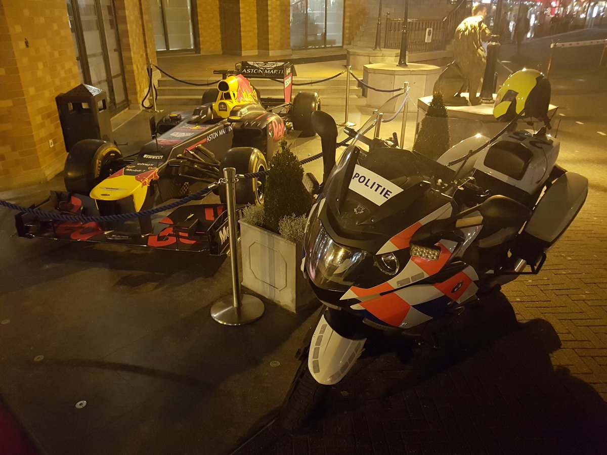ferdi0425's tweet photo. Zo net even een bonnetje geschreven voor fout parkeren 🤣😉 #rb8 #redbull @redbullracing #MaxVerstappen @Max33Verstappen https://t.co/FuHTTJd5z1