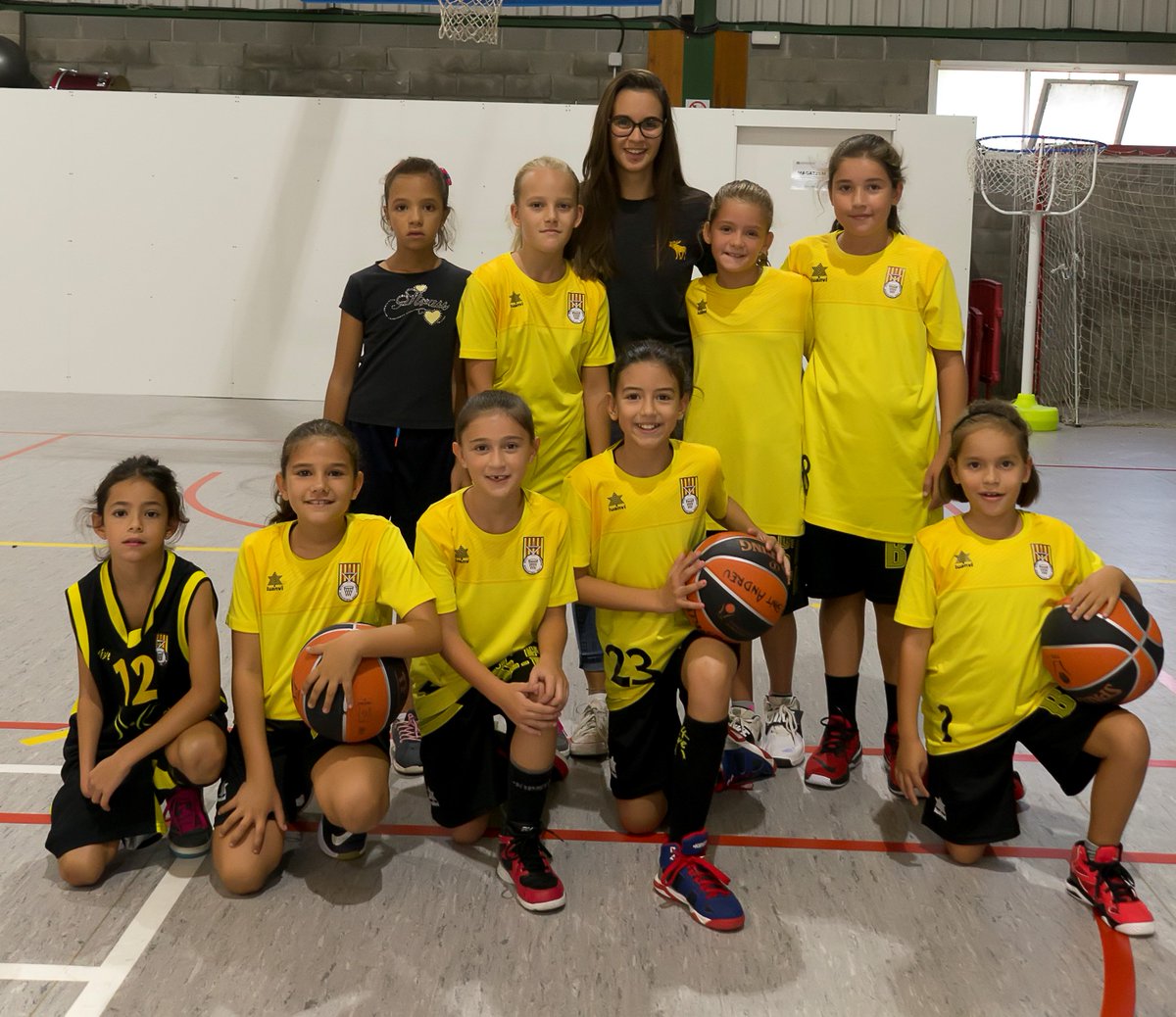 CBSantAndreu's tweet photo. 💛 🖤 PREMINI FEMENÍ | La prèvia
🏆 Nivell C
▶ @CNSBasquet 🆚 @CBSantAndreu
🏀 Les de Thais Benítez s’estrenen després d’haver jugar dos amistosos en la pretemporada amb la novetat de Daniela

#VolemElTeuAlè
#CBSantAndreu https://t.co/QDjZTBckDI