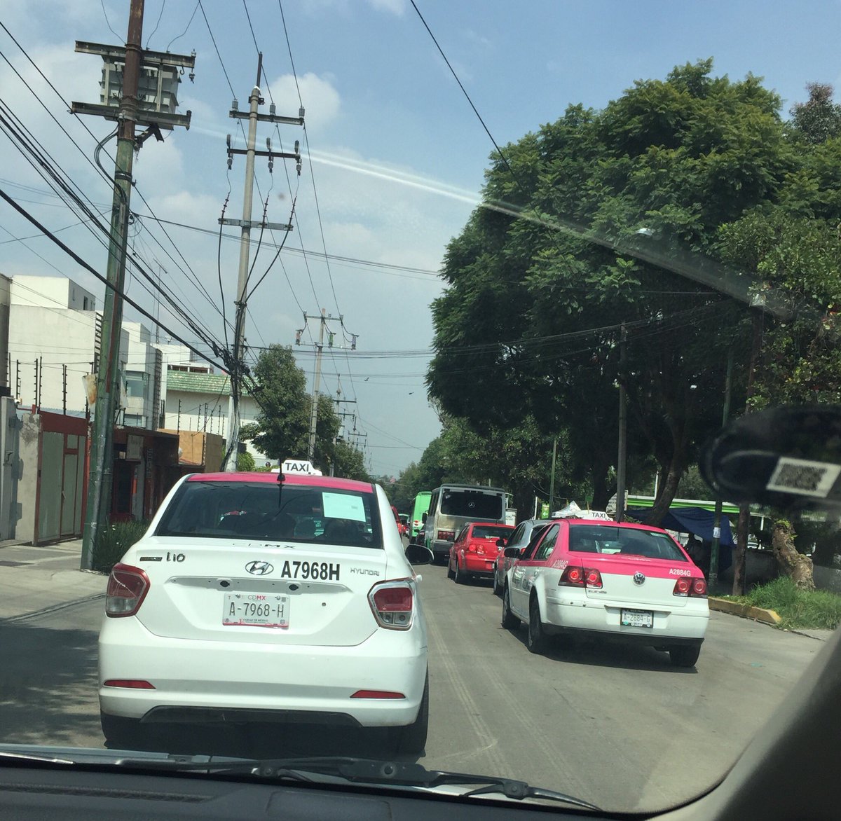 lepetitmariola's tweet photo. @TlalpanVecinos @UCS_CDMX @SSP_CDMX @072AvialCDMX Otro día más de congestionamiento en calle Ayuntamiento qué pasó con elemento en semáforo de Insurgentes Sur ?? Llevamos reportándolo varios días !! Hasta ayer en la noche se estaban bajando en sentido contrario por corregidora https://t.co/NeKyS3tkNf