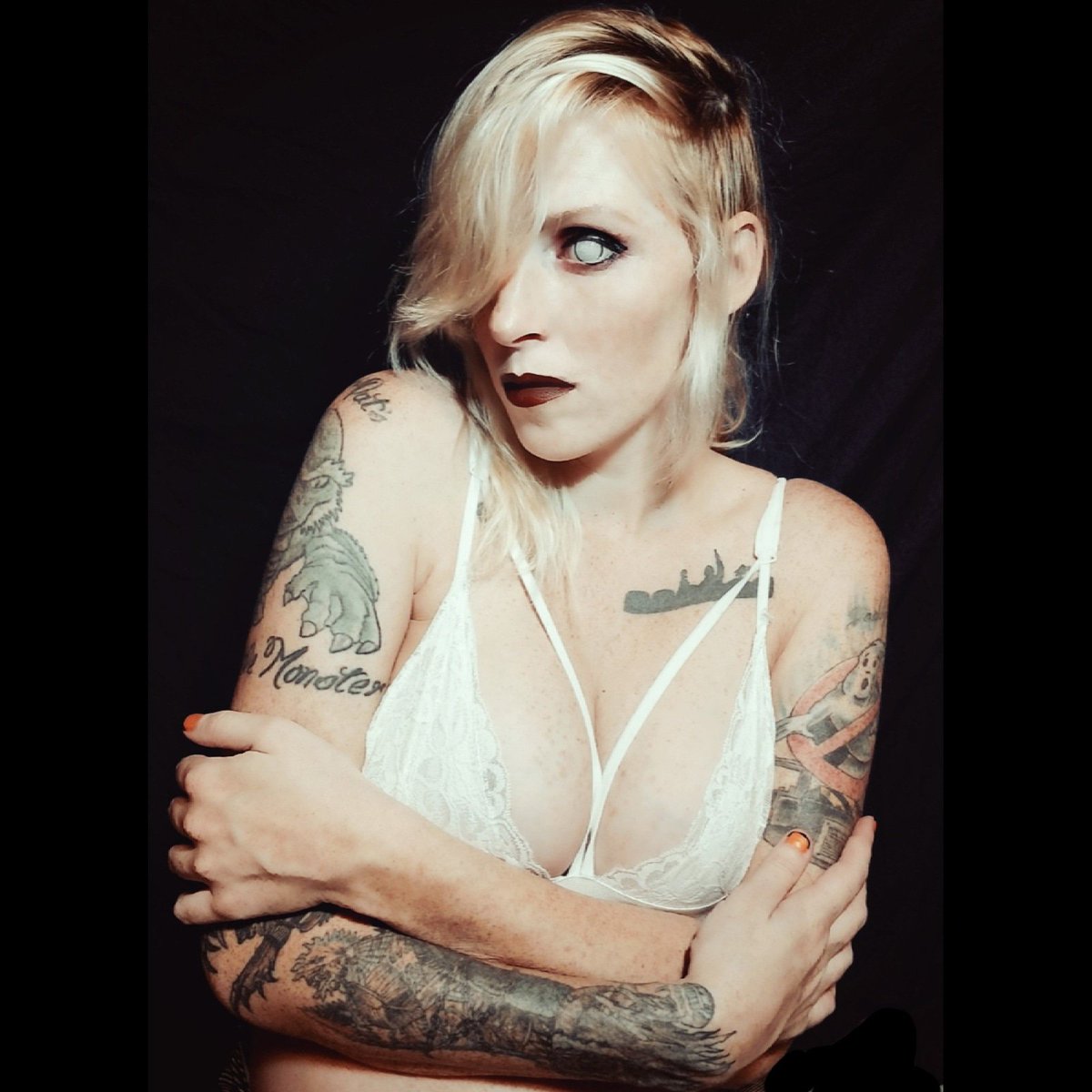 farrahhatake's tweet photo. New spoopy shoot making its way over to my patreon! Link in bio!
Contacts sponsored by @pinkyparadisedotcom 
Get your cosplay contacts there!
#patreonmodel #halloween #punk #ghostbabe #tattoed #horrorbabe https://t.co/eieLxL0BJG
