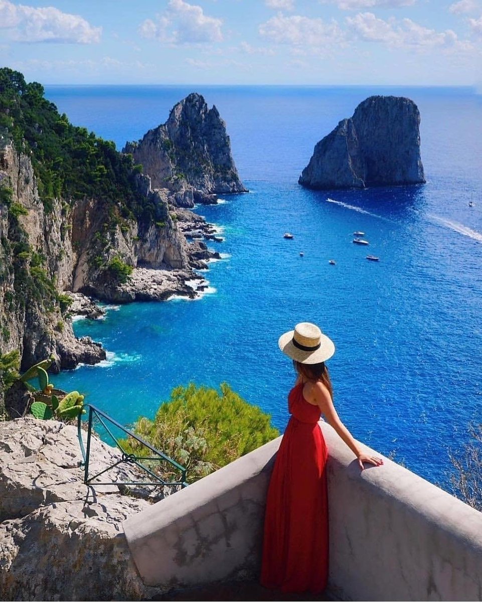 Location : Capri, Italy
#Italya #Italytrip #italytravel #italytour #italia365 #visititalia #loves_italia #vivo_italia #prettylittleitaly #travelblog #vacation #vacay #travel #exploring #travelblogger #TTOT #holiday