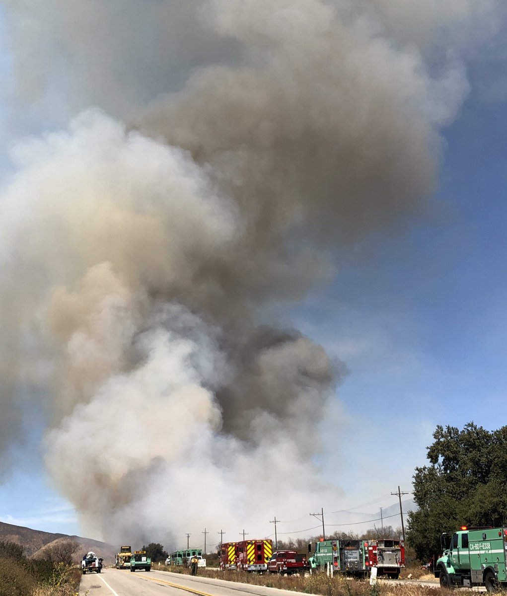 SBCUSD_OEM's tweet image. #KeenbrookFire Update:

- Location: 15 Fwy north of Kenwood
- 50 acres, 0% containment 
- SBCUSD bus routes may be delayed 
- Rapid rate of spread w/ spotting
- Advisory evacs for Mathews Ranch and structures to the north of fire
- 250 personnel
- Freeway closures via @caltrans8