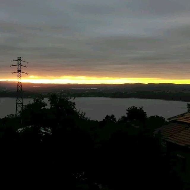 ilVergante's tweet photo. A volte è l'ultimo raggio di sole della giornata che fa la differenza... Instagram repost @_elena_88: ⠀
...⠀
"#sunrise #alba #sunset #sun #AltoVergante #MajorLake #lago #lake #LagoMaggiore #MassinoVisconti #lakeview #vistalago #igerspiemonte #igersnovara #igersitalia #instag… https://t.co/MuT286nyEr