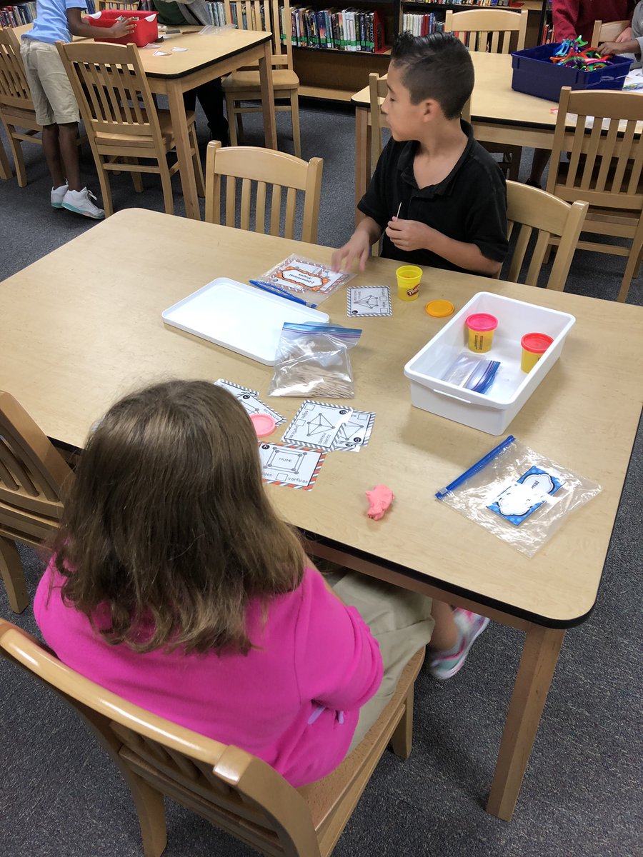 LibraryRuby's tweet photo. Creating in the library..#creationstations @ShawBulldogs https://t.co/7vrEcEVxzM