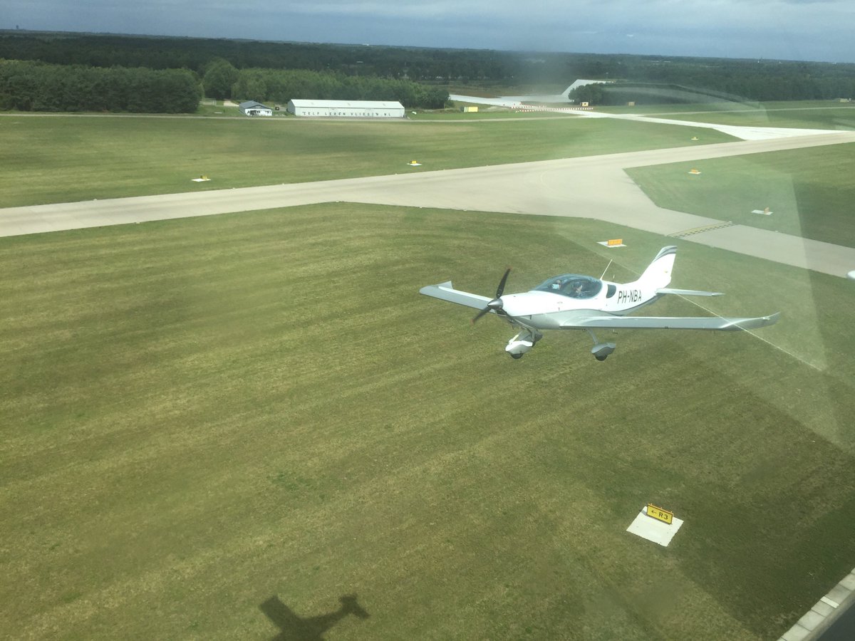 Morgen ontvangen we een leuke groep collega's die voor het 25-jarig bestaan van hun bedrijf <a href="/DVPD/">DeVriesProjektDesign</a> een rondje mogen gaan vliegen. #Piloten: Ton, Rob en Joep staan paraat om een mooi tochtje over ieders eigen huis te vliegen.
#vliegen #Eindhoven #collega