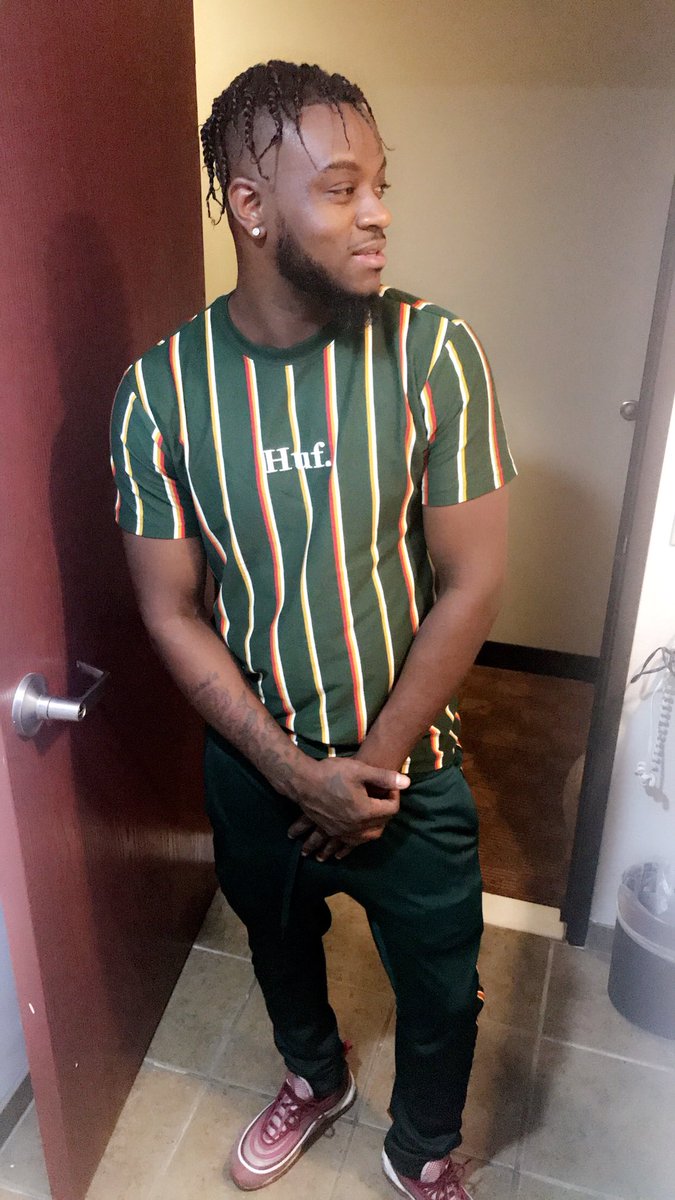 YoungFlyRapper's tweet image. Fuck em they can’t see what I see 🖕🏾🌹