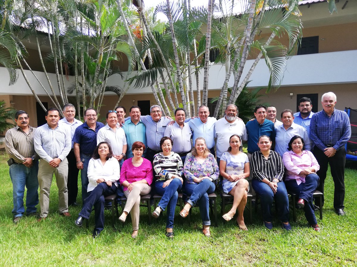 HugoArmandoAgu3's tweet photo. Cordial encuentro con mis compañeros docentes de la Facultad de Medicina Veterinaria y Zootecnia, C-II, pertenecientes a diversos cuerpos académicos, en unidad por la transformación de la Universidad Autónoma de Chiapas. https://t.co/vQqt9CMXNx